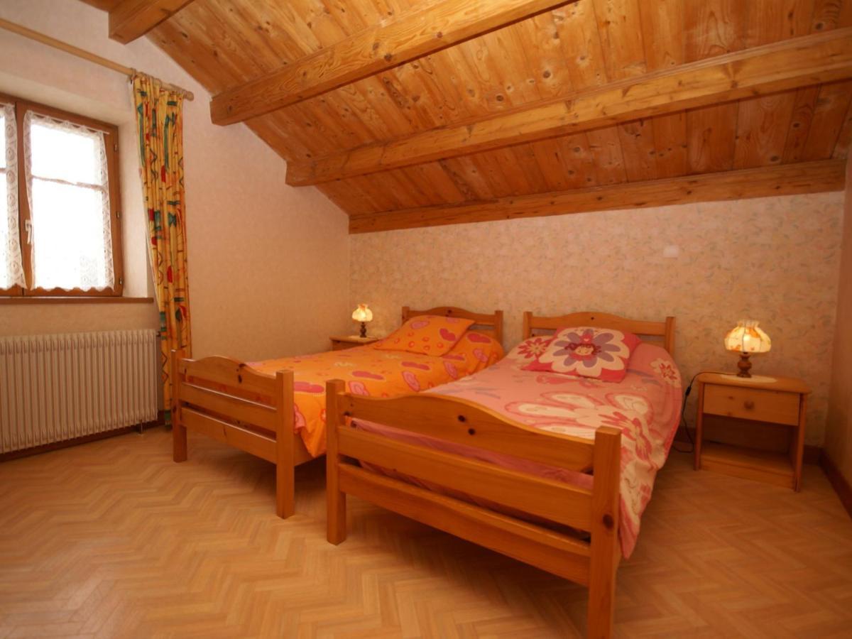 Spacious Holiday Home Near The Forest Esmoulieres ภายนอก รูปภาพ