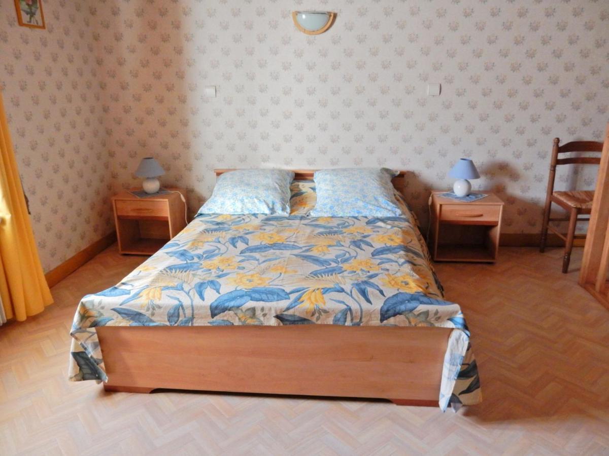 Spacious Holiday Home Near The Forest Esmoulieres ห้อง รูปภาพ
